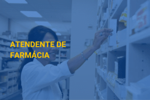 atendente de farmácia pegando um remédio em uma prateleira