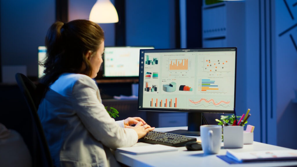 imagem de uma mulher criando um dashboard no power bi